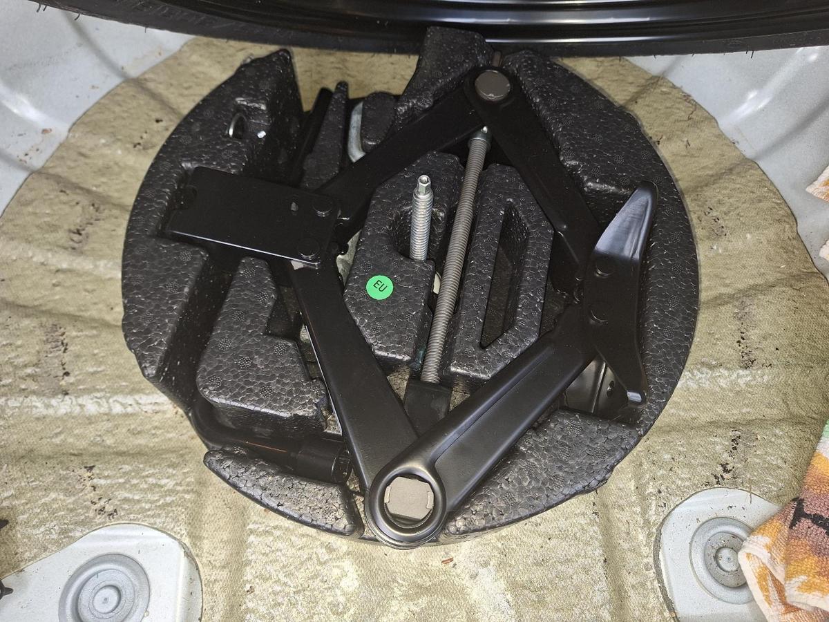 1000760972-Jack/Tool Kit