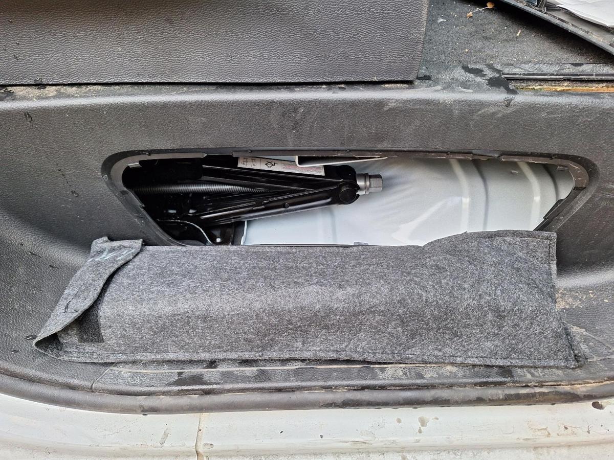 1000749082-Jack/Tool Kit