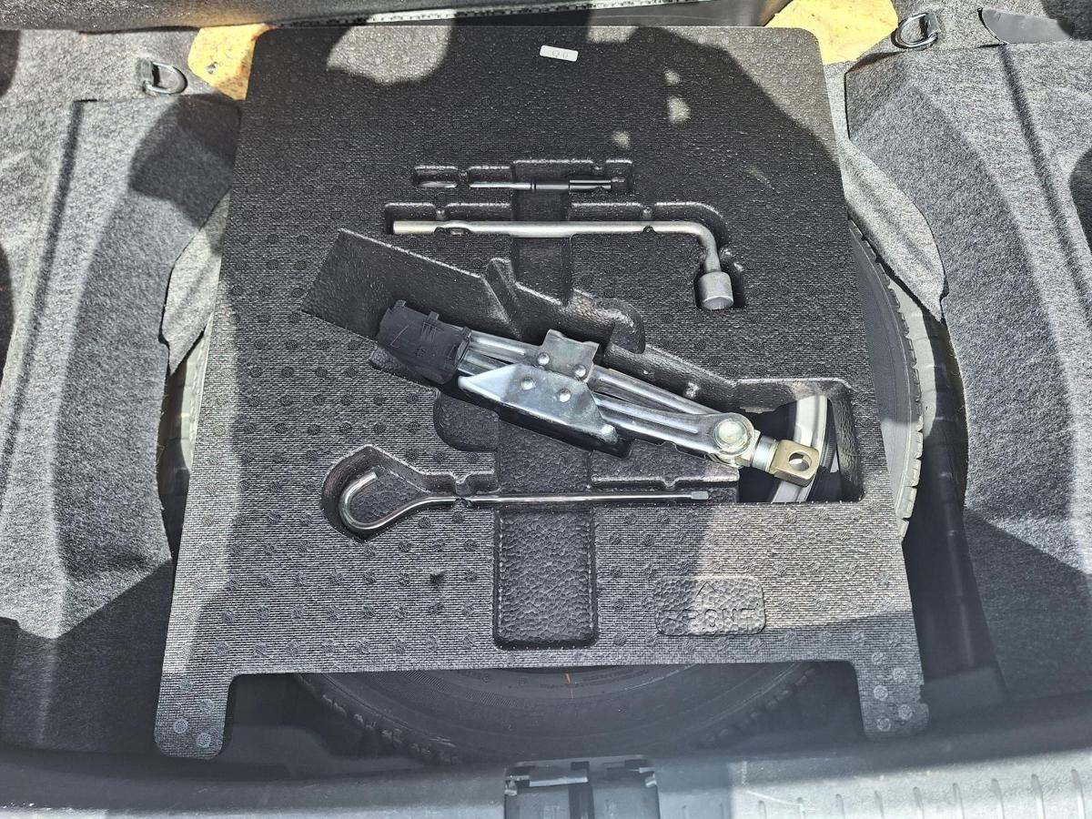 1000750638-Jack/Tool Kit