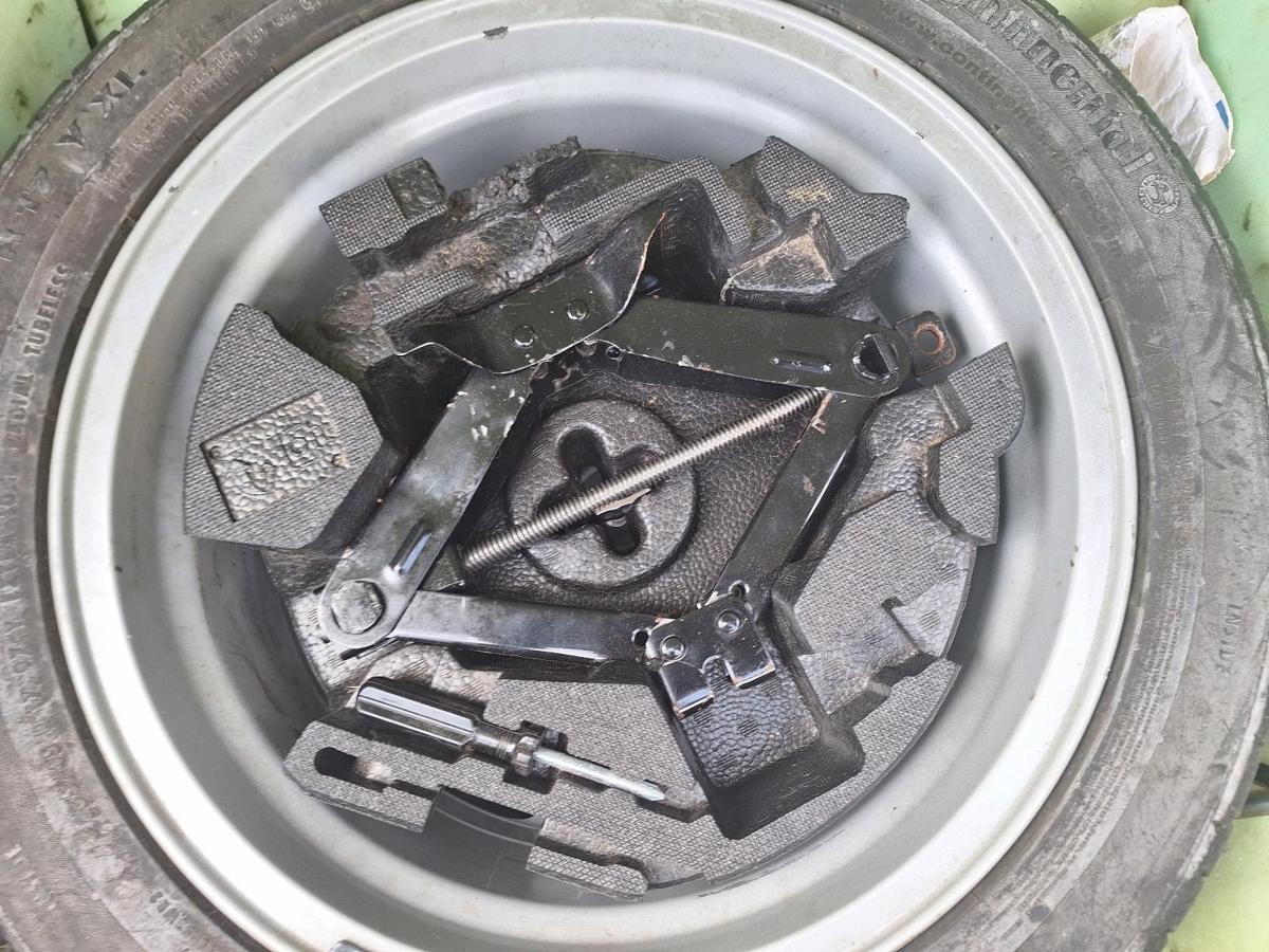 1000757565-Jack/Tool Kit