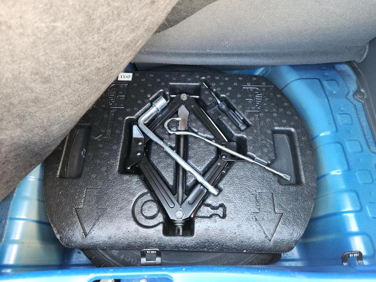 1000830771-Jack/Tool Kit