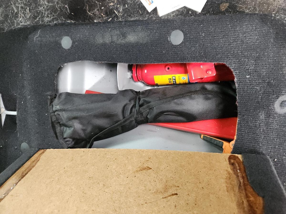 1000848167-Jack/Tool Kit