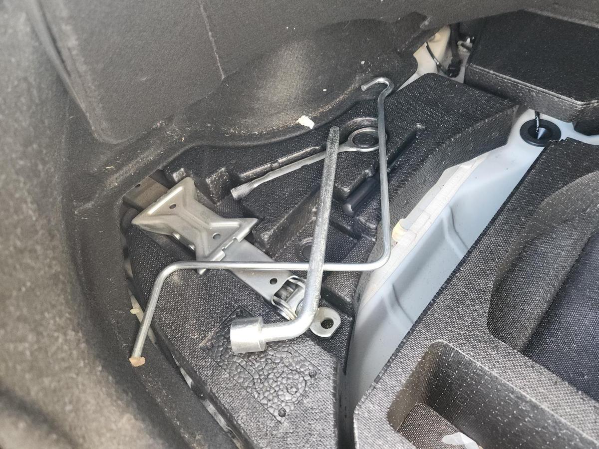 1000855440-Jack/Tool Kit
