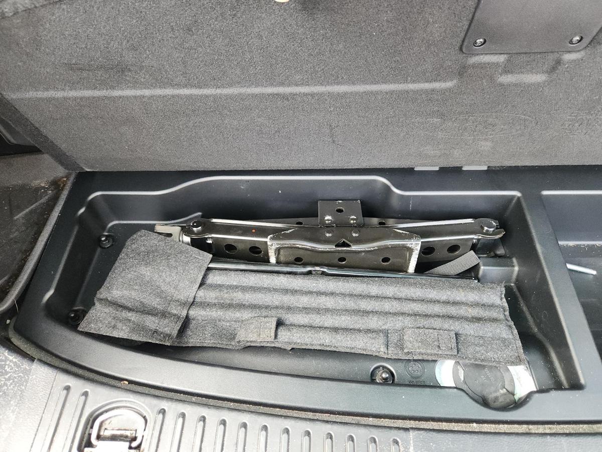 1000858141-Jack/Tool Kit