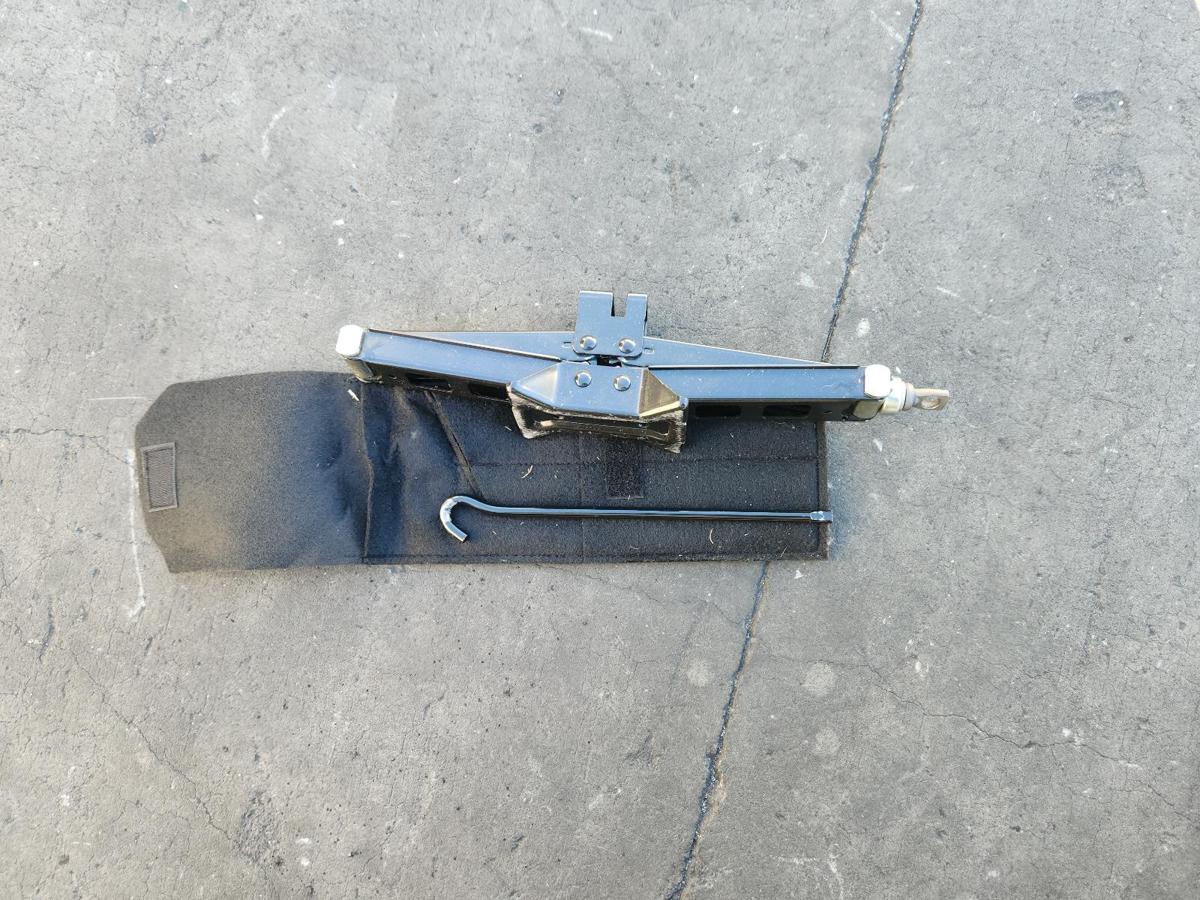 1000864616-Jack/Tool Kit