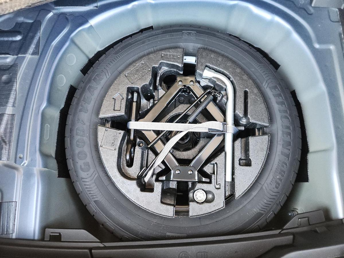 1000866822-Jack/Tool Kit