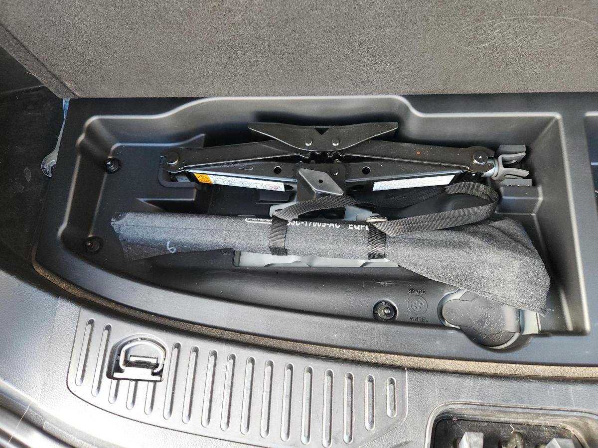 1000843027-Jack/Tool Kit
