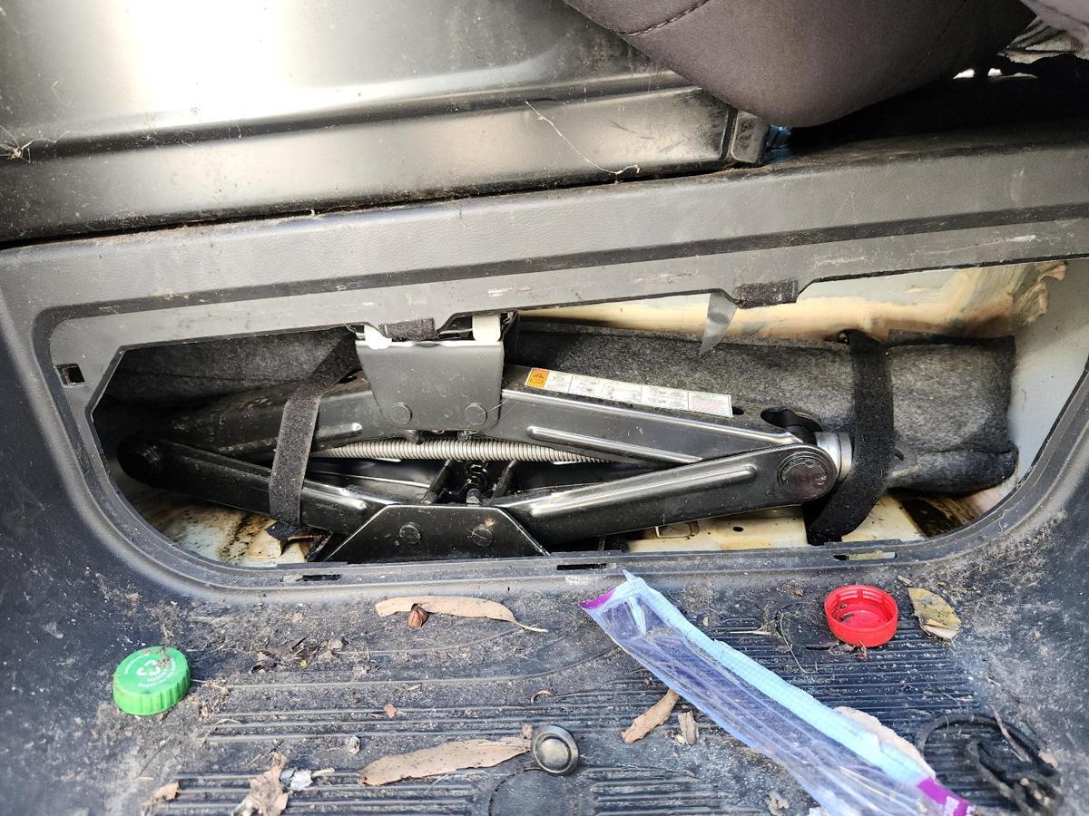 1000859421-Jack/Tool Kit