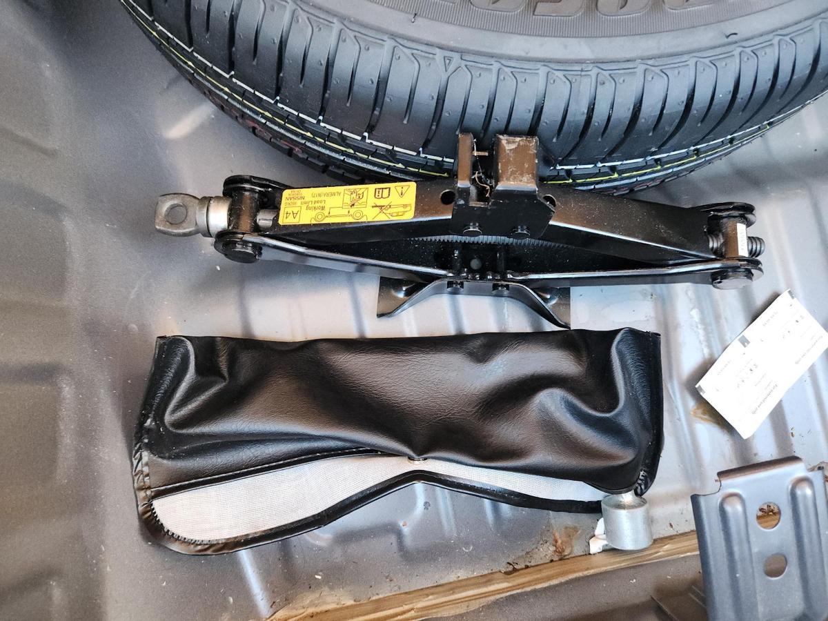 1000862411-Jack/Tool Kit