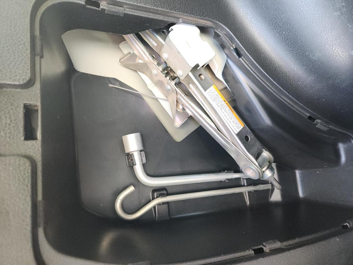 1000867028-Jack/Tool Kit