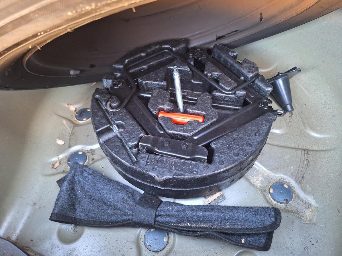 1000748522-Jack/Tool Kit
