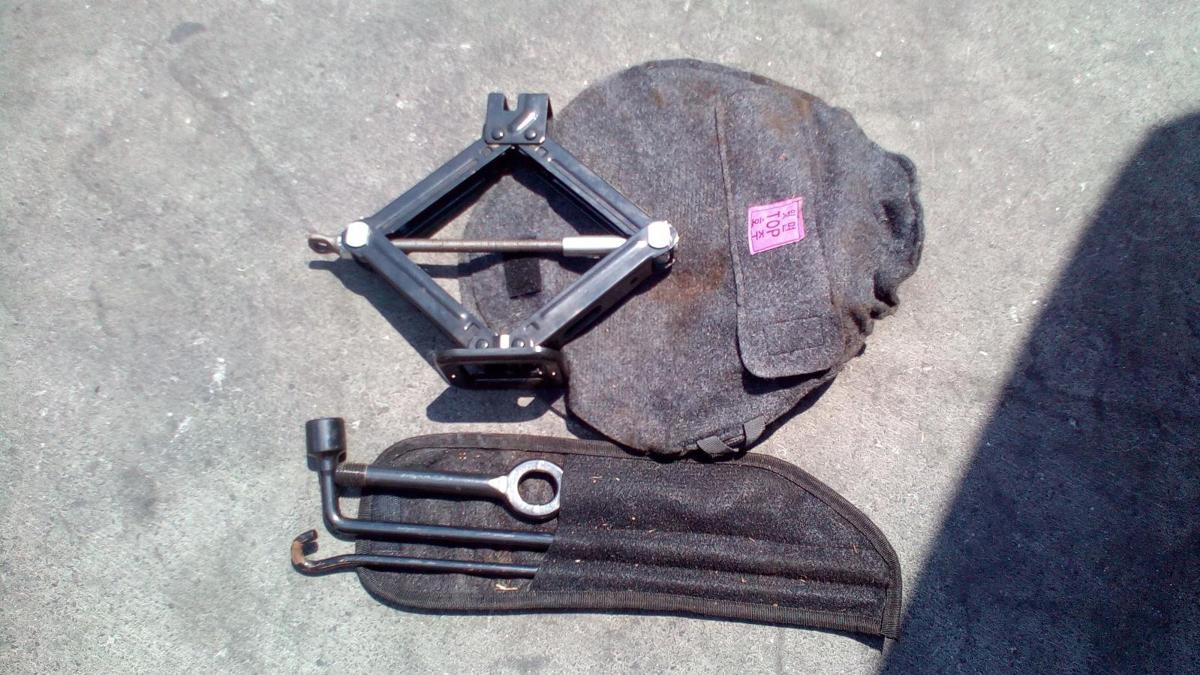 1000727128-Jack/Tool Kit