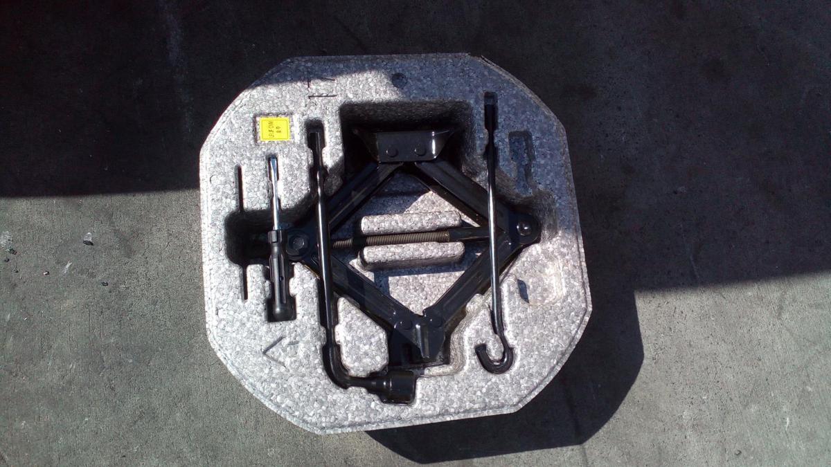 1000721695-Jack/Tool Kit