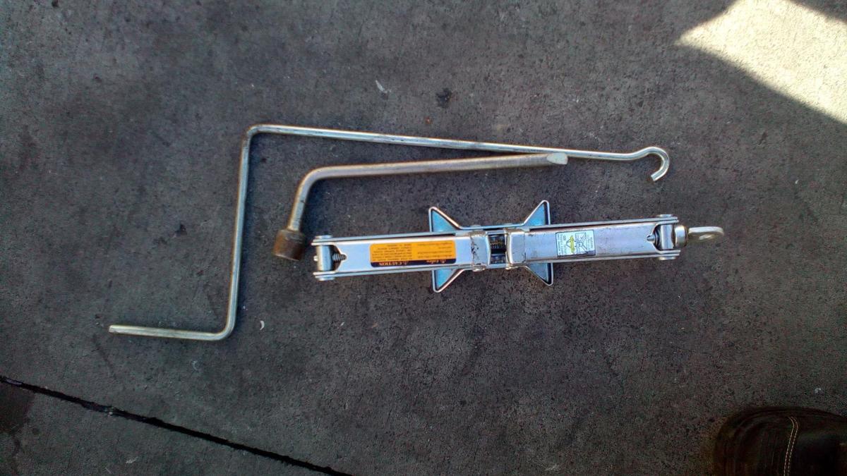 1000704742-Jack/Tool Kit