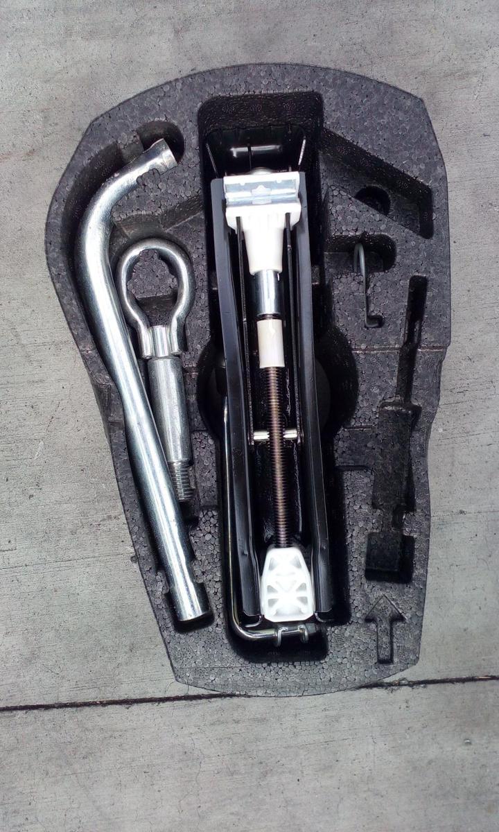 1000593761-Jack/Tool Kit