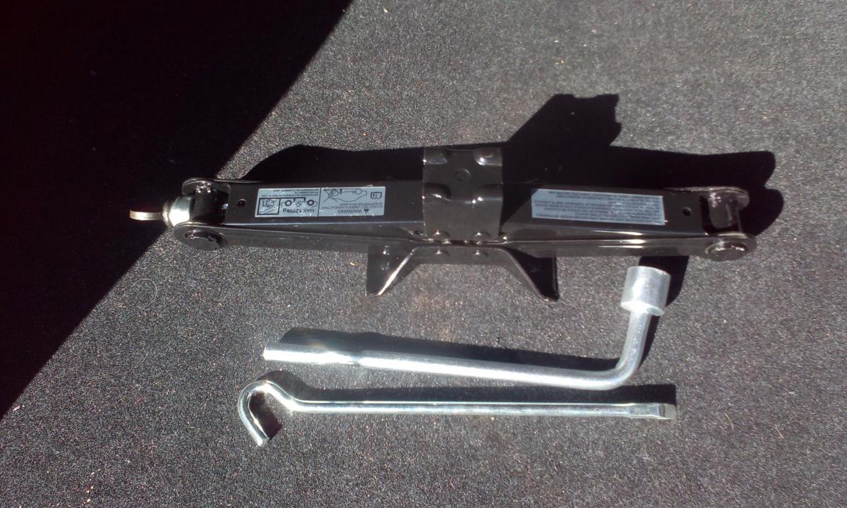 1000702802-Jack/Tool Kit