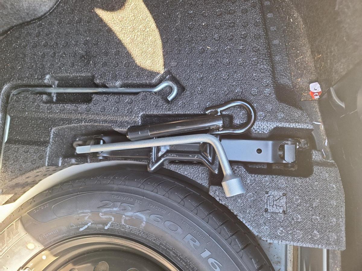 1000775755-Jack/Tool Kit