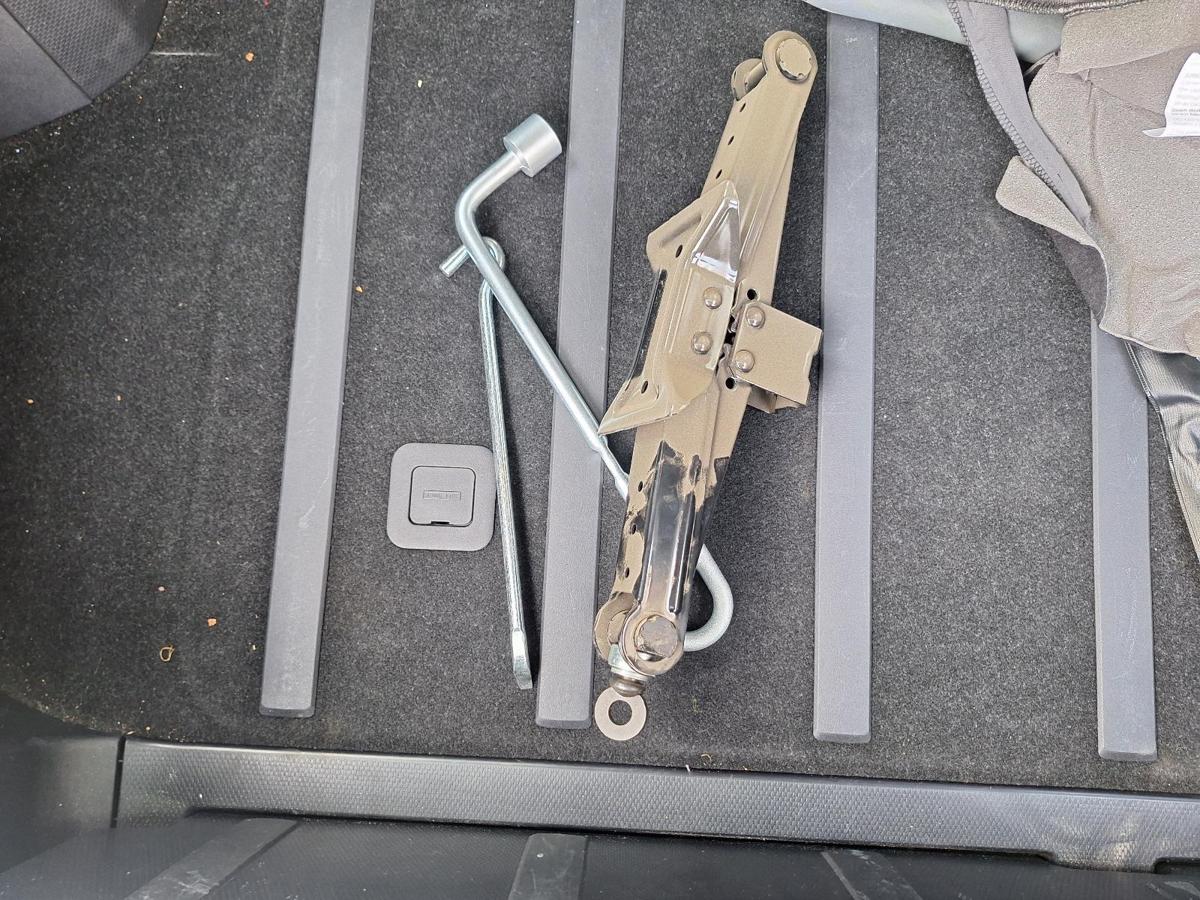 1000800565-Jack/Tool Kit