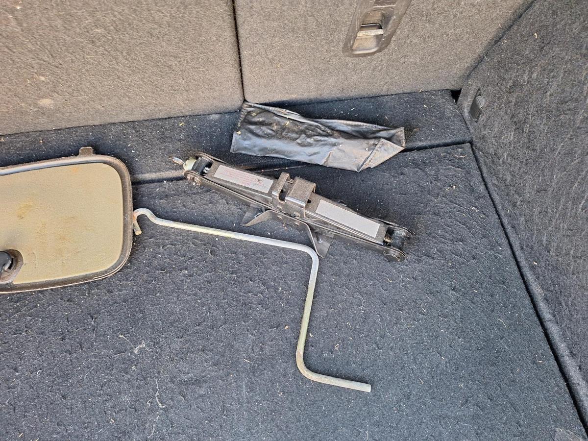 1000797830-Jack/Tool Kit