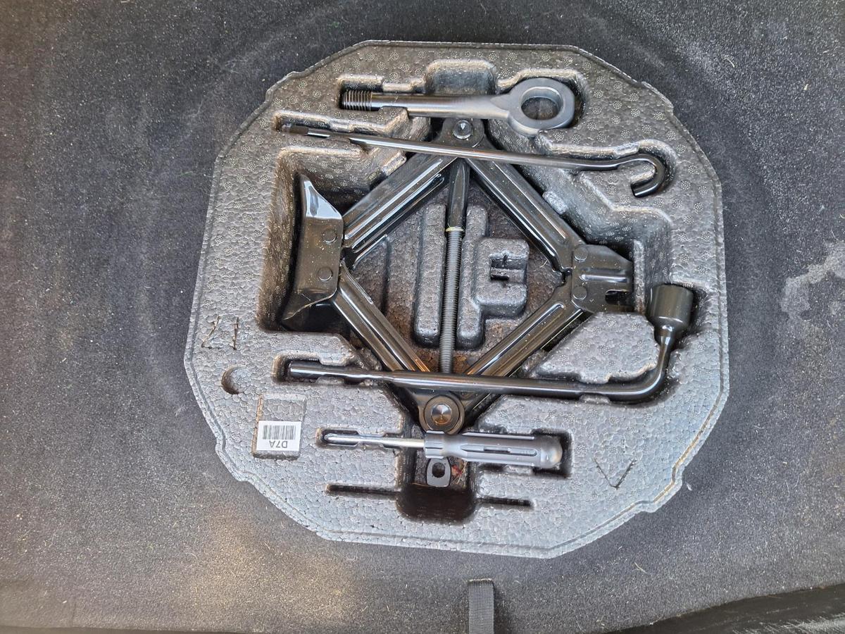 1000799717-Jack/Tool Kit