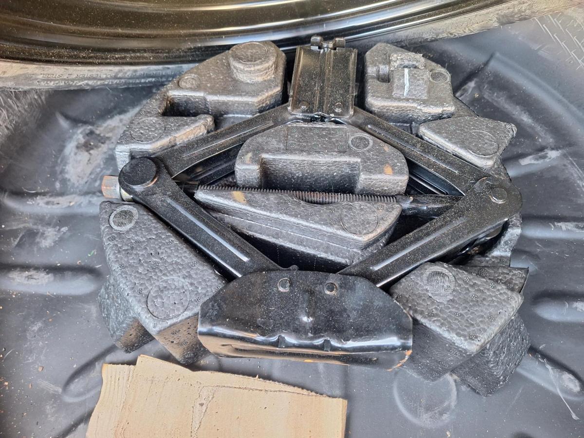 1000802748-Jack/Tool Kit