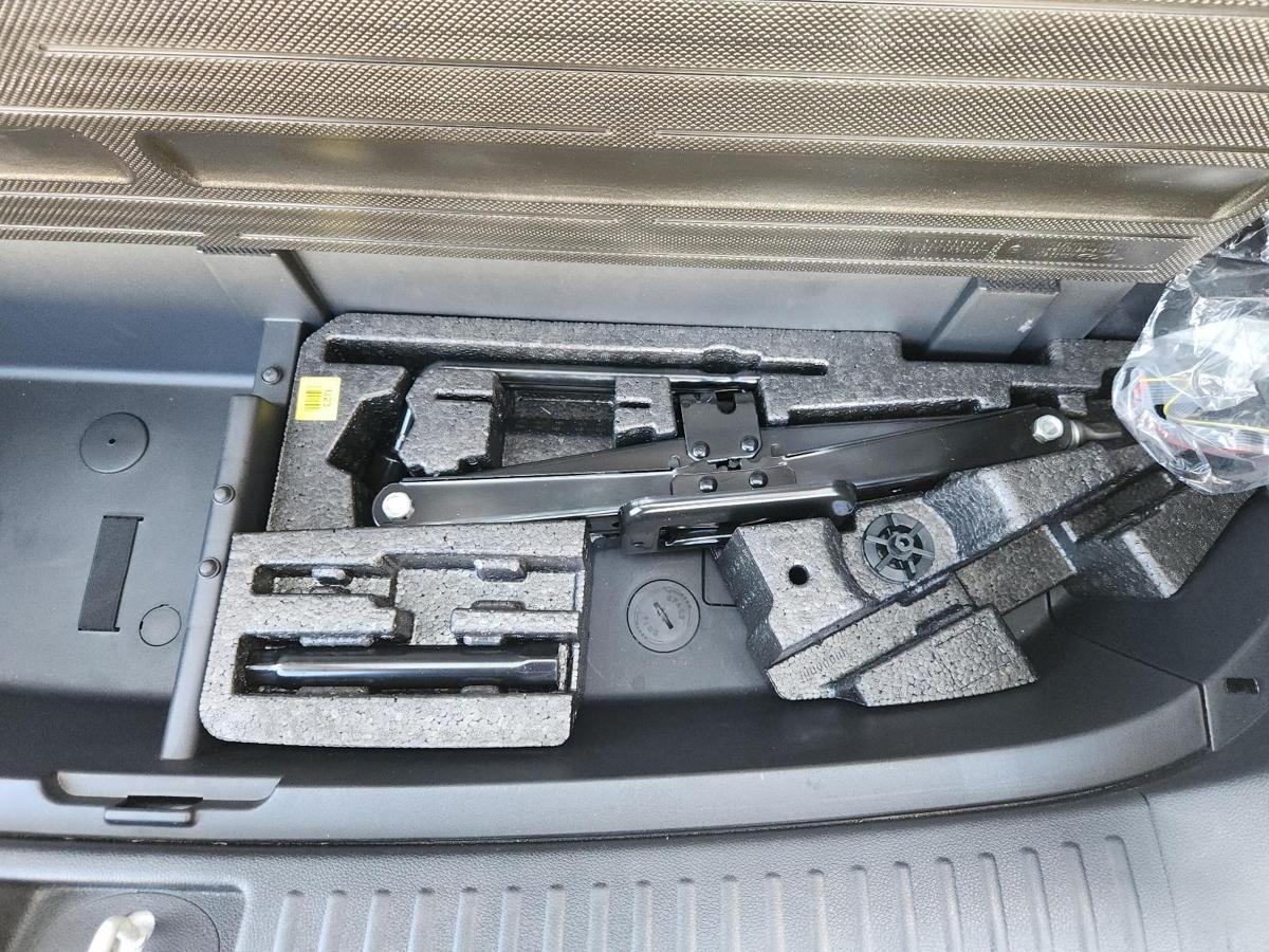 1000822280-Jack/Tool Kit