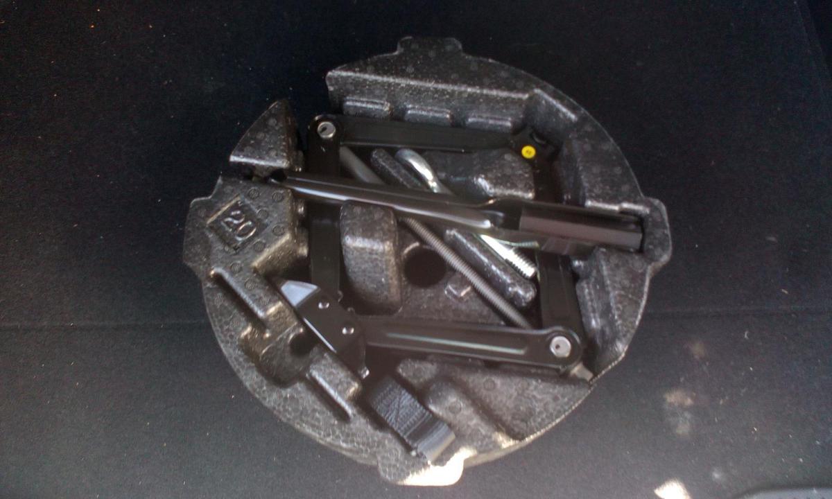 1000656889-Jack/Tool Kit