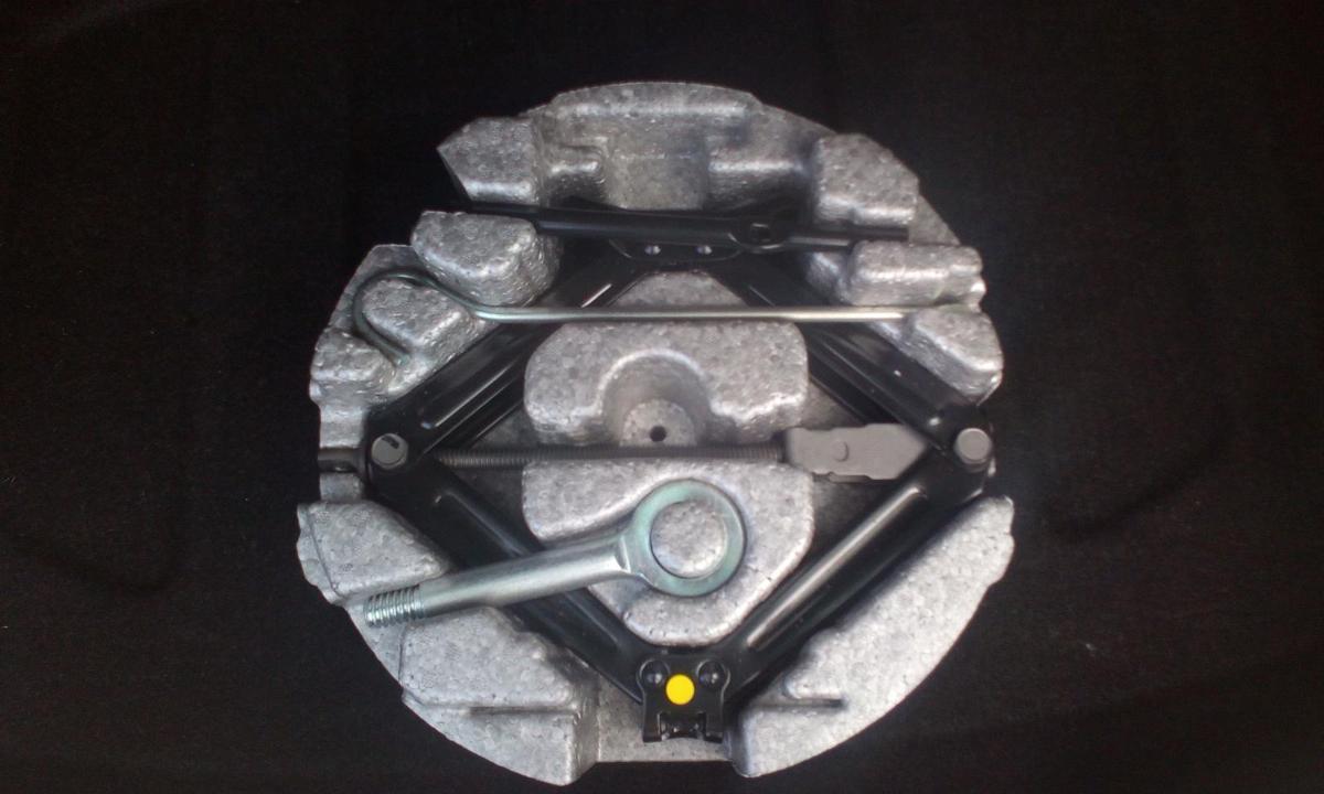 1000674229-Jack/Tool Kit