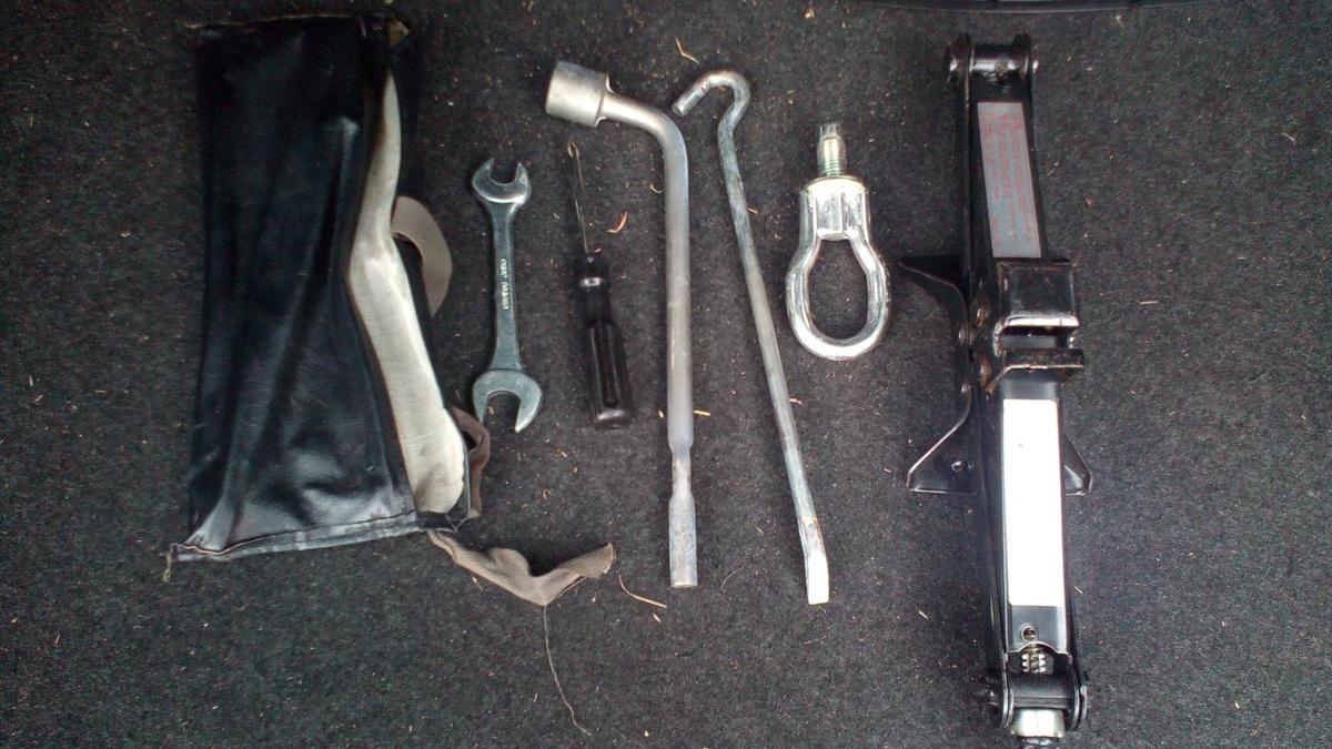 1000710639-Jack/Tool Kit