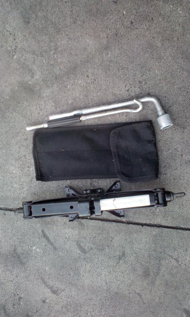 1000713846-Jack/Tool Kit