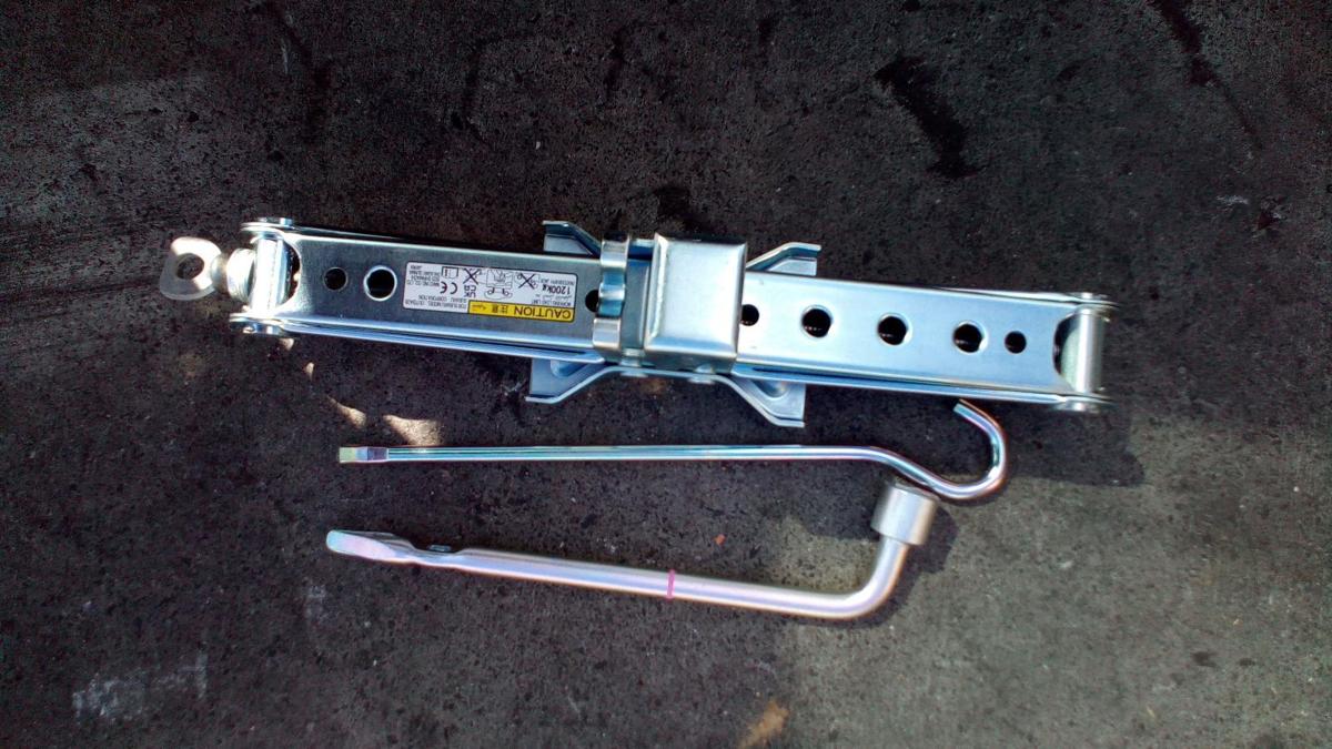 1000724178-Jack/Tool Kit