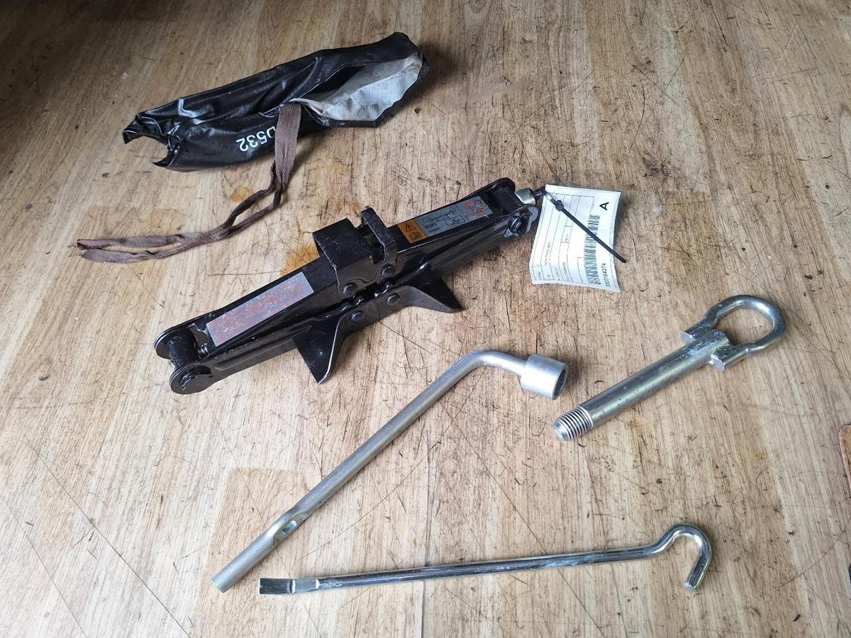 Jack/Tool Kit for MAZDA 3