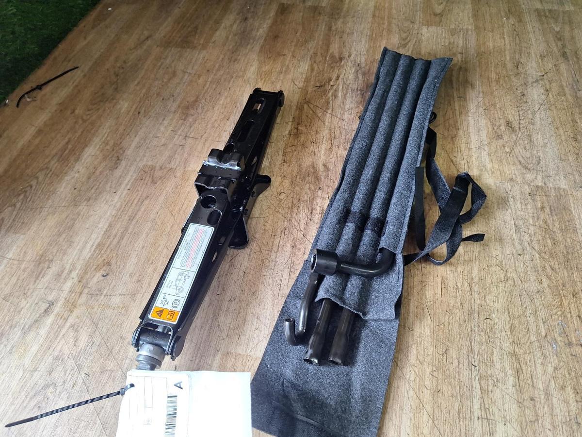 Jack/Tool Kit for LDV D90