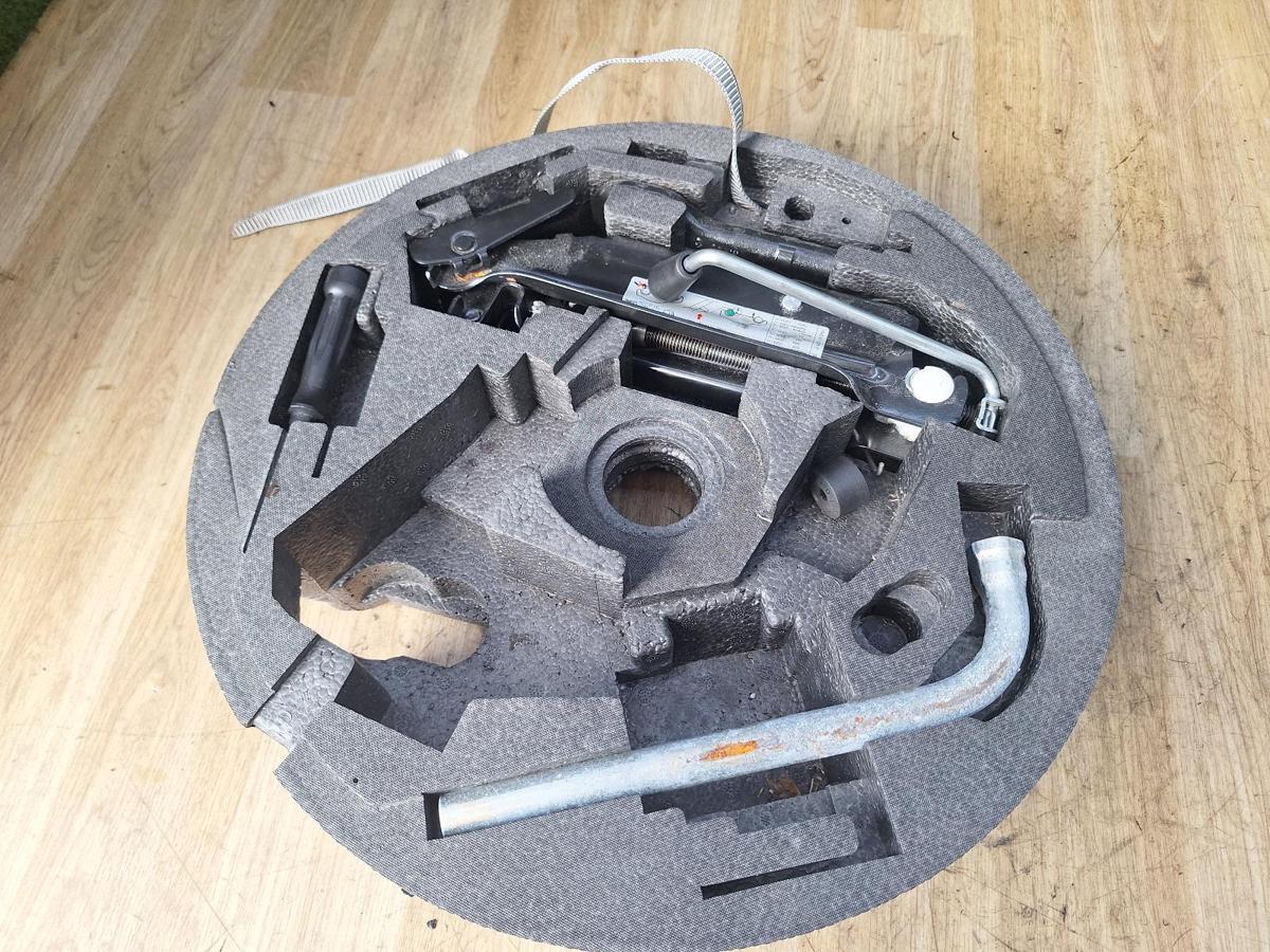 Jack/Tool Kit for VOLKSWAGEN GOLF