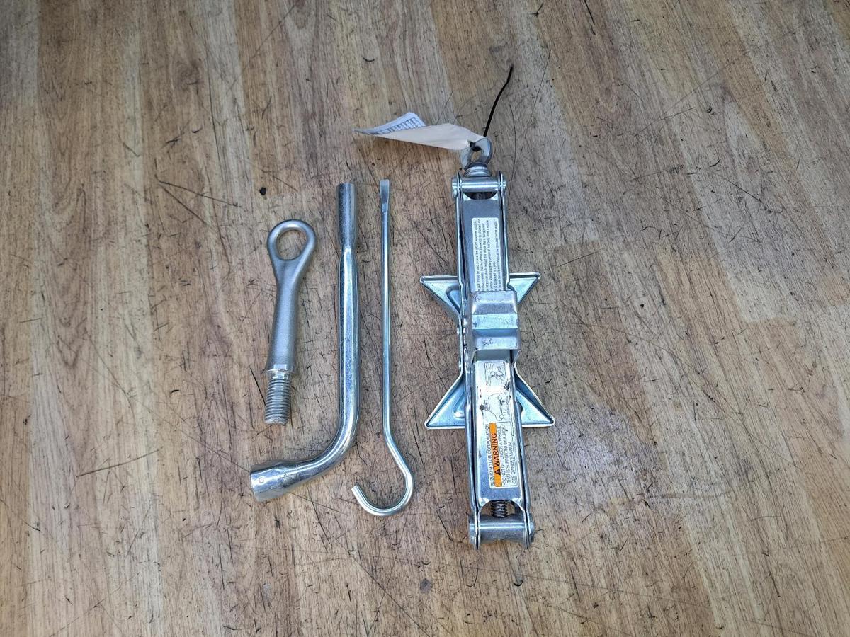 Jack/Tool Kit for SUZUKI SWIFT
