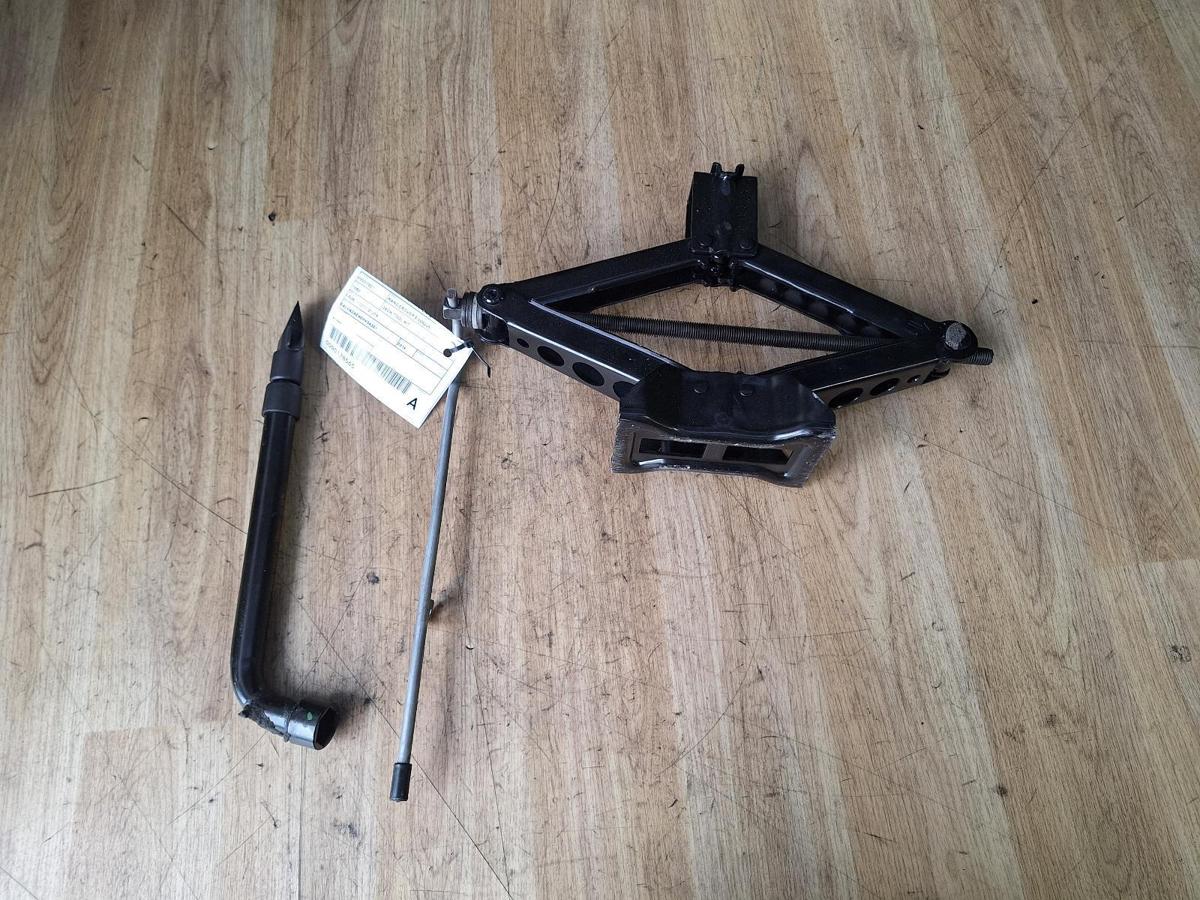 1000881794-Jack/Tool Kit Top