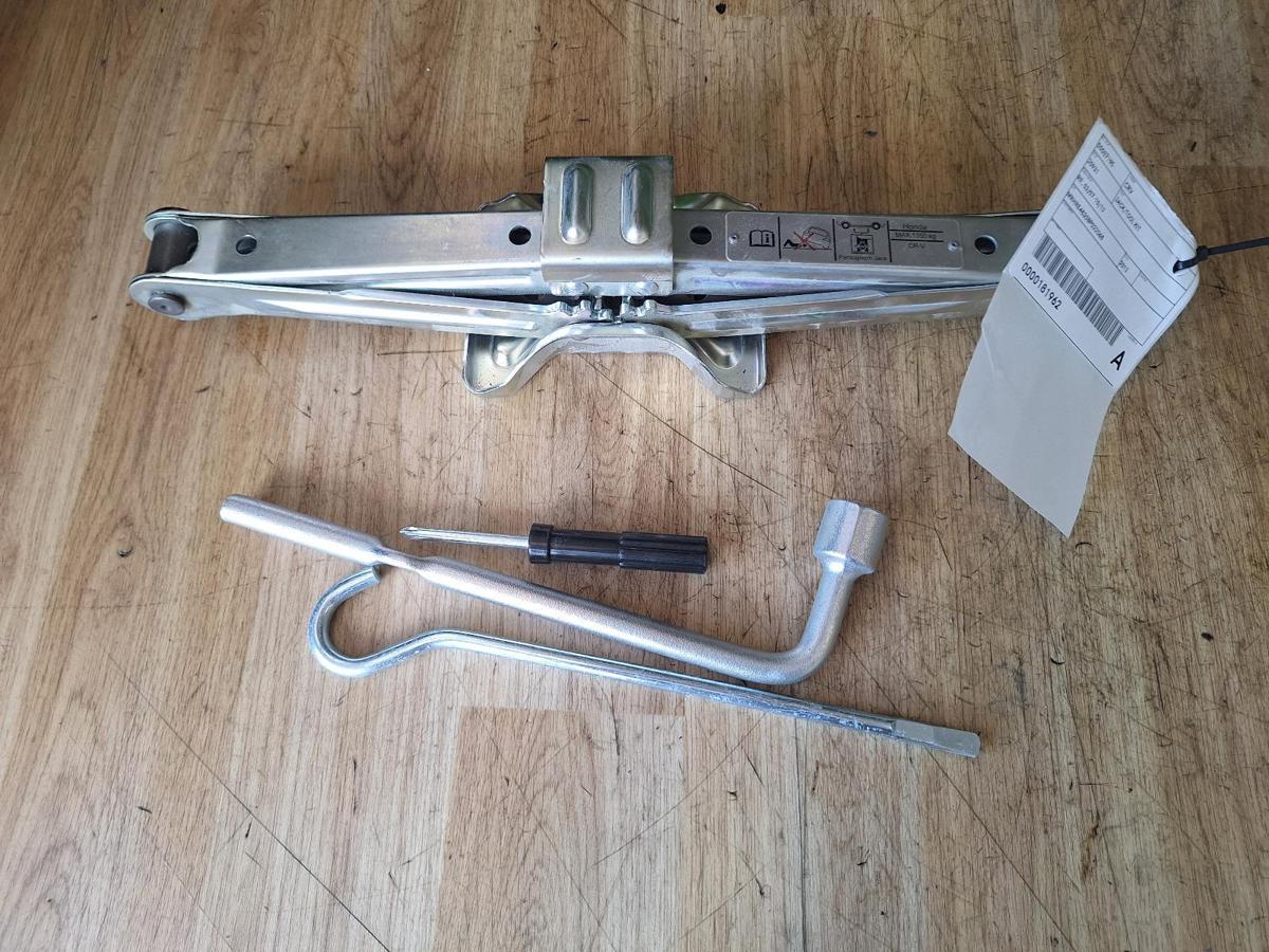 1000905290-Jack/Tool Kit Top