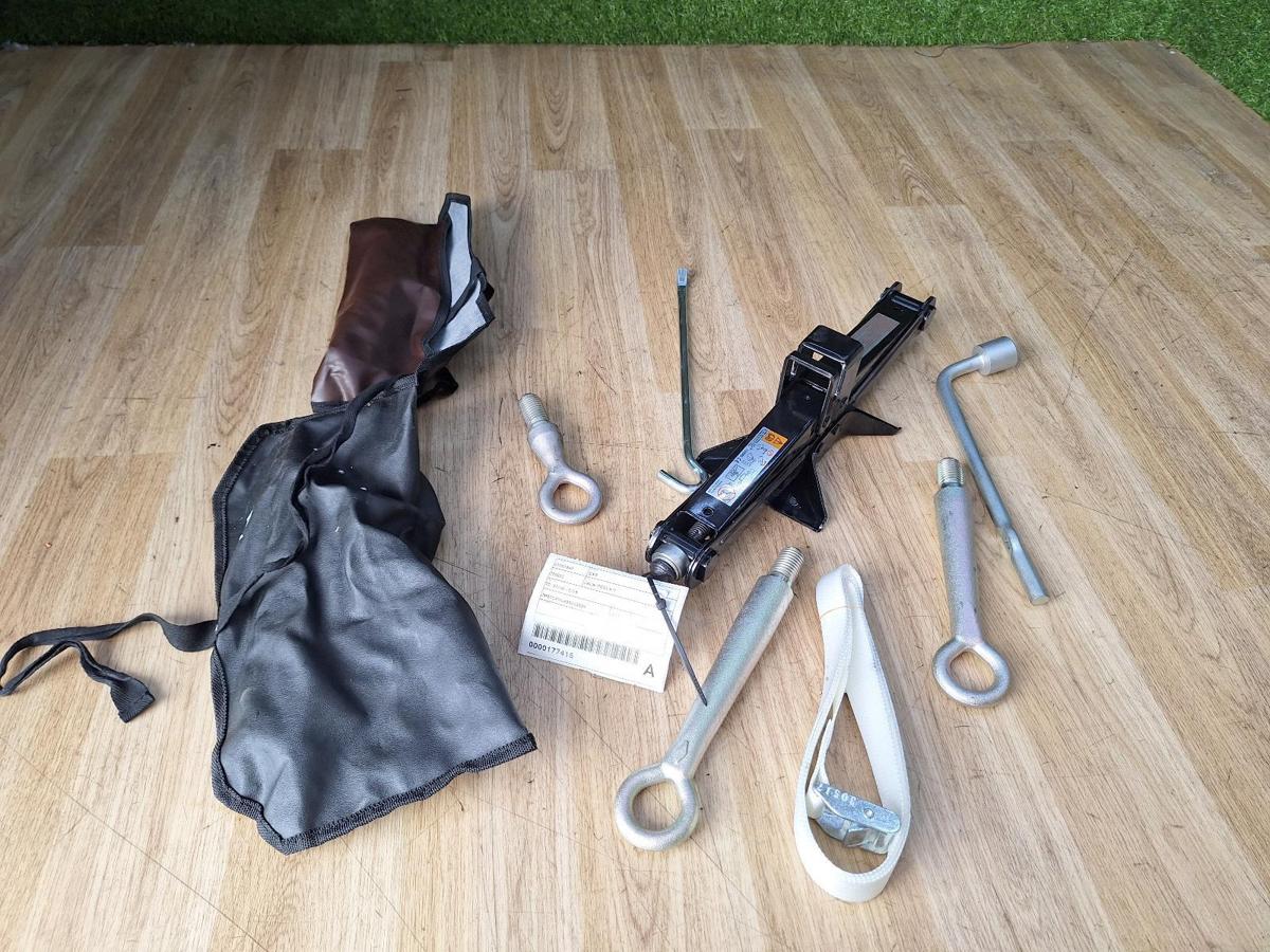 1000882038-Jack/Tool Kit Top