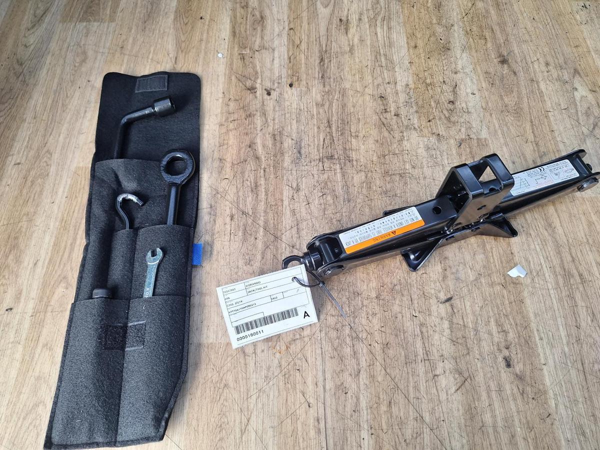 1000893604-Jack/Tool Kit Top