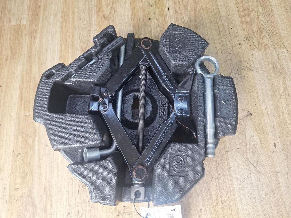 1000895107-Jack/Tool Kit Top