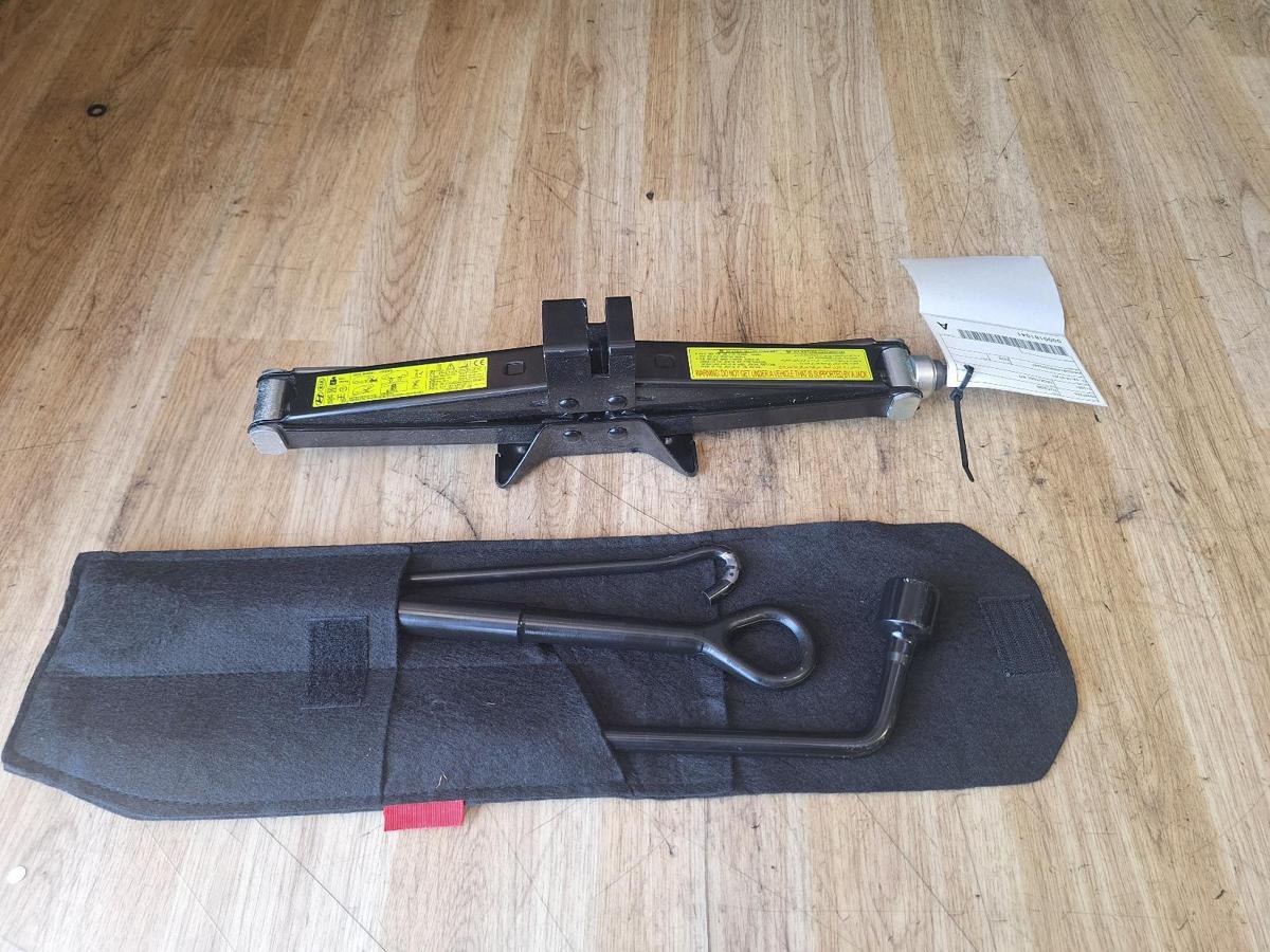 1000900838-Jack/Tool Kit Top