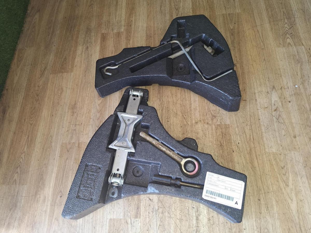 1000907565-Jack/Tool Kit Top