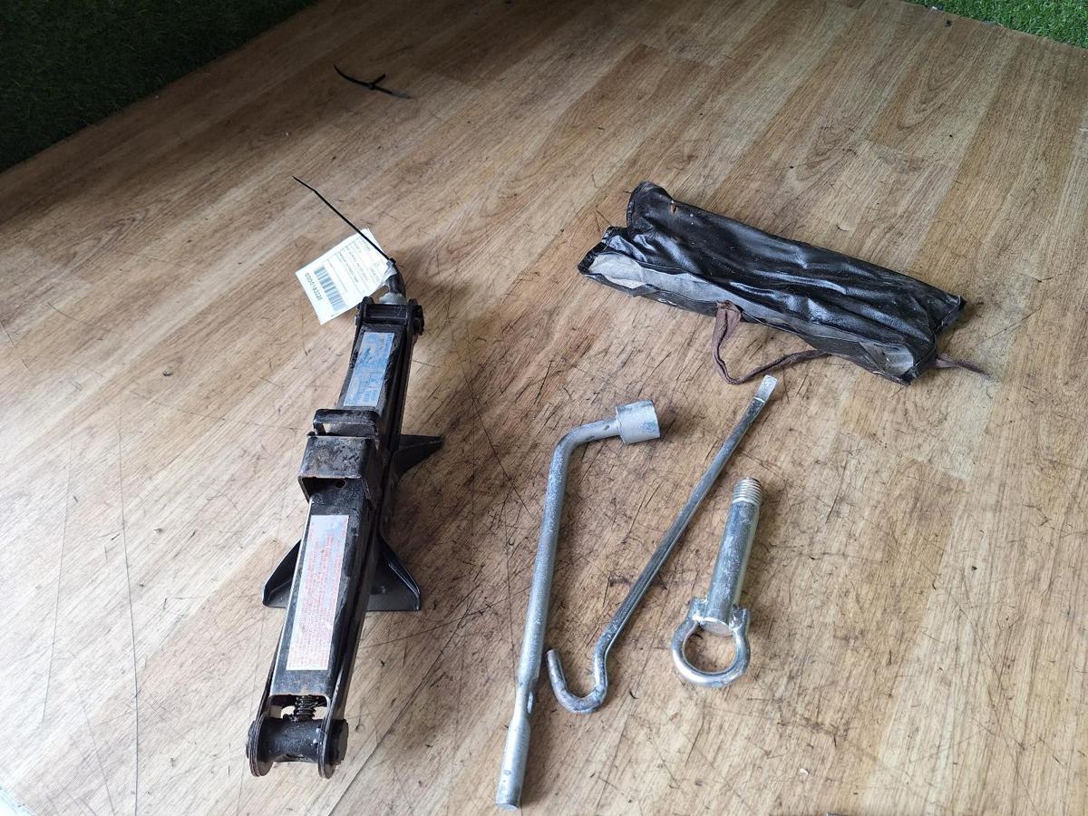 1000912486-Jack/Tool Kit Top