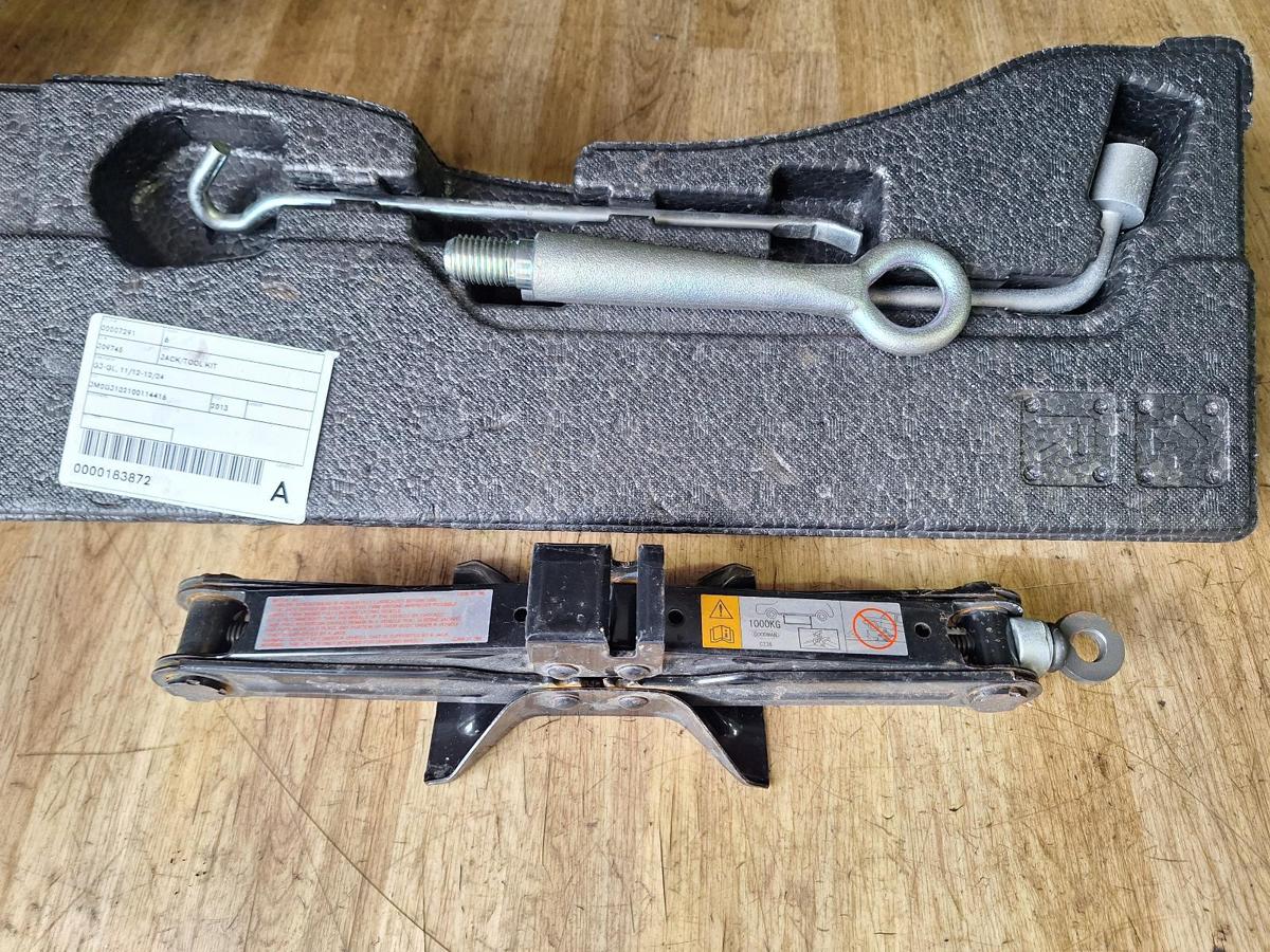 1000914831-Jack/Tool Kit Top