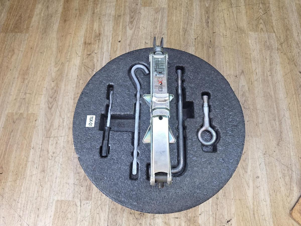1000915832-Jack/Tool Kit Top