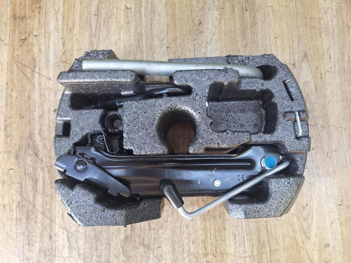 1000916332-Jack/Tool Kit Top