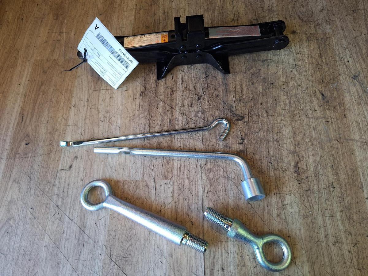1000919132-Jack/Tool Kit Top