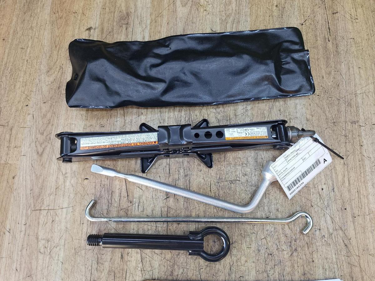 1000919812-Jack/Tool Kit Top