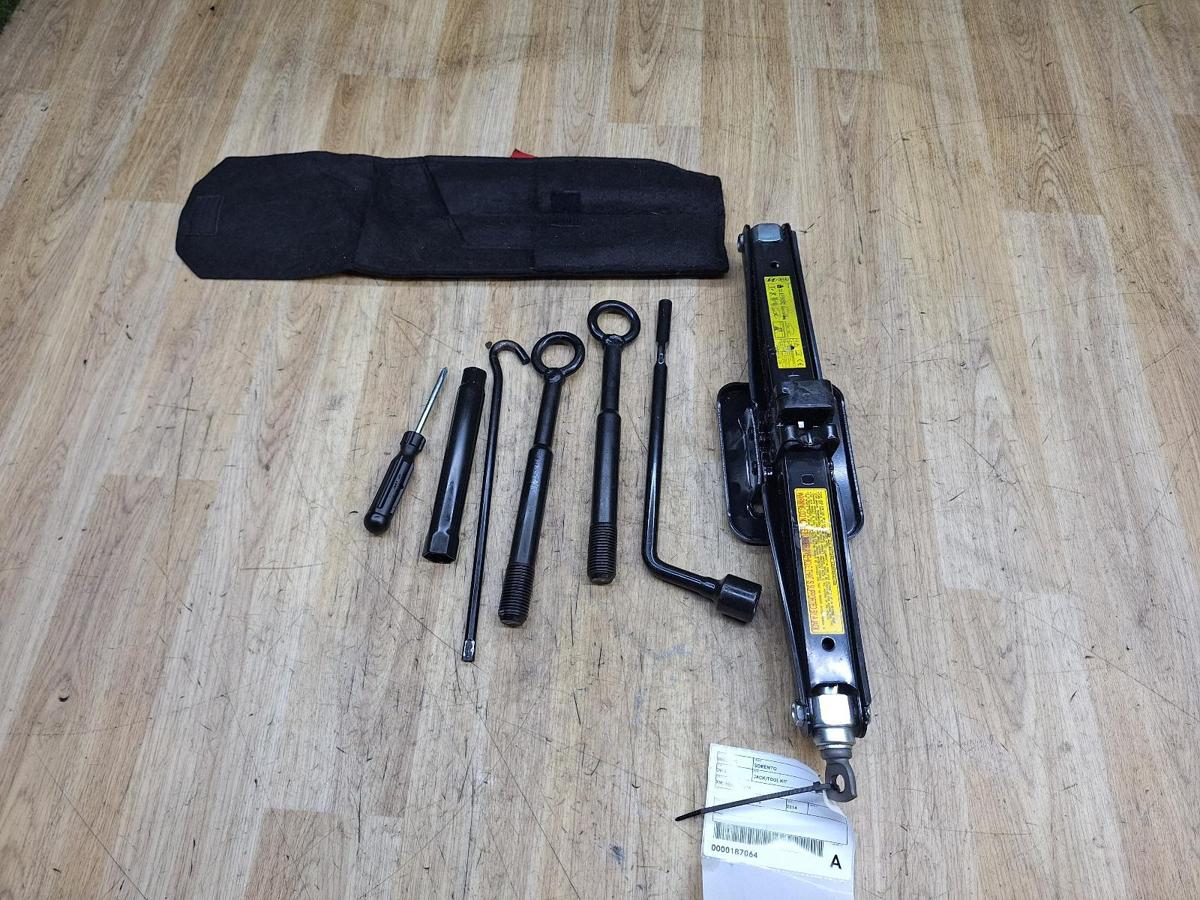 1000933143-Jack/Tool Kit Top