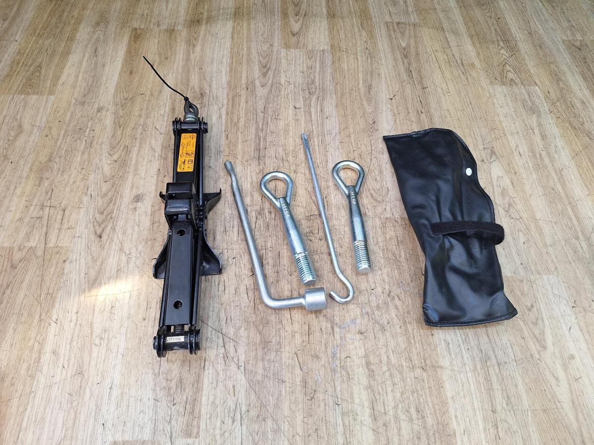 1000934917-Jack/Tool Kit Top